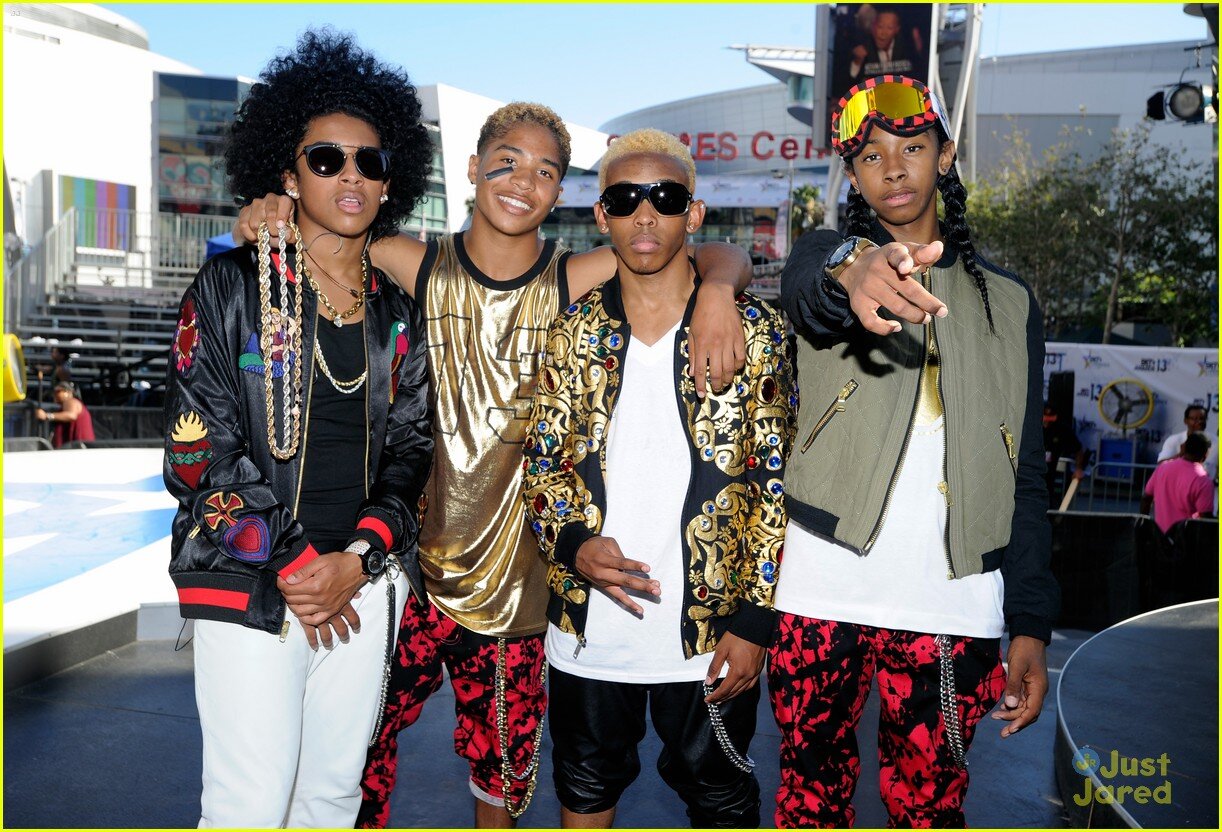 I love Mindless Behavior and I'm also a singer half of the time so Follow me and I follow back Love you peeps3