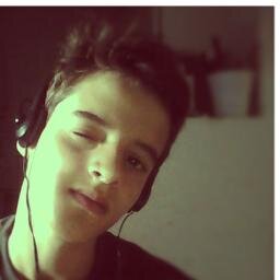 14 anos - Gamer - Otaku - Eclético - Geek 
Sdv c: