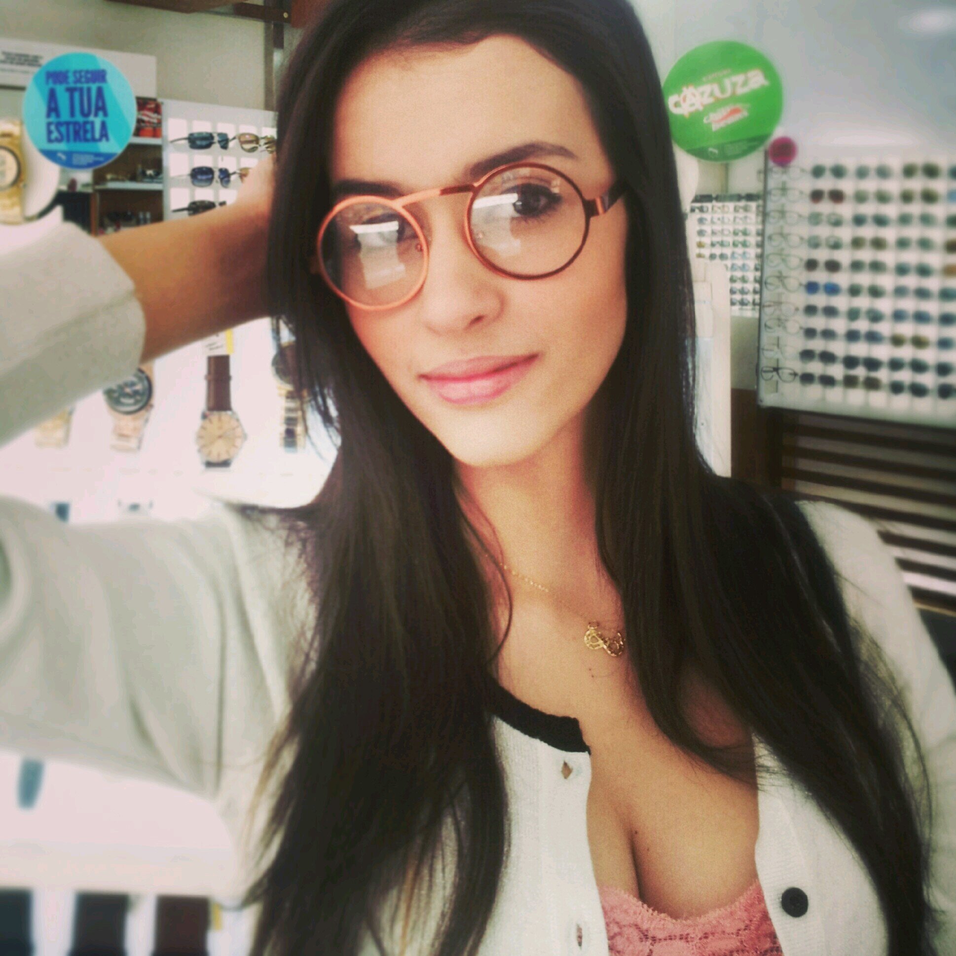 “Hoje eu choro,
amanhã eu sorrio.
É sempre assim,
quem hoje sofre por amor,
amanhã sabe amar.”