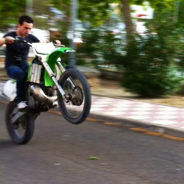 Alegre, apasionado de las motos
 (cross, deportivas, y todo lo que tenga motor) paracaidista cuando puedo (Joven y con Suerte... :)