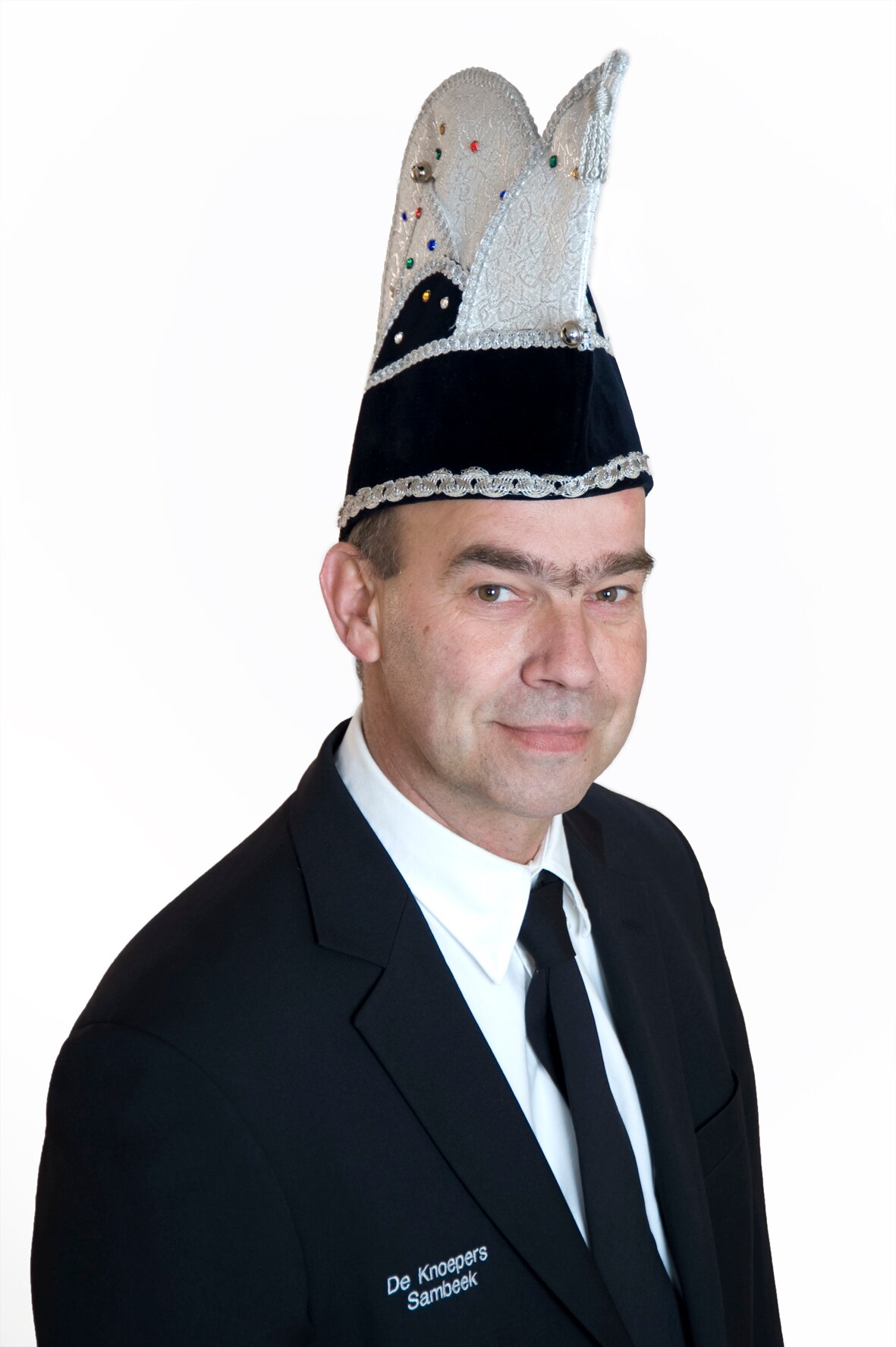 Voorzitter bij CV de Knoepers, Voorzitter bij SMT Sambeek en websitebeheer. Vrijwilliger bij VV Sambeek
