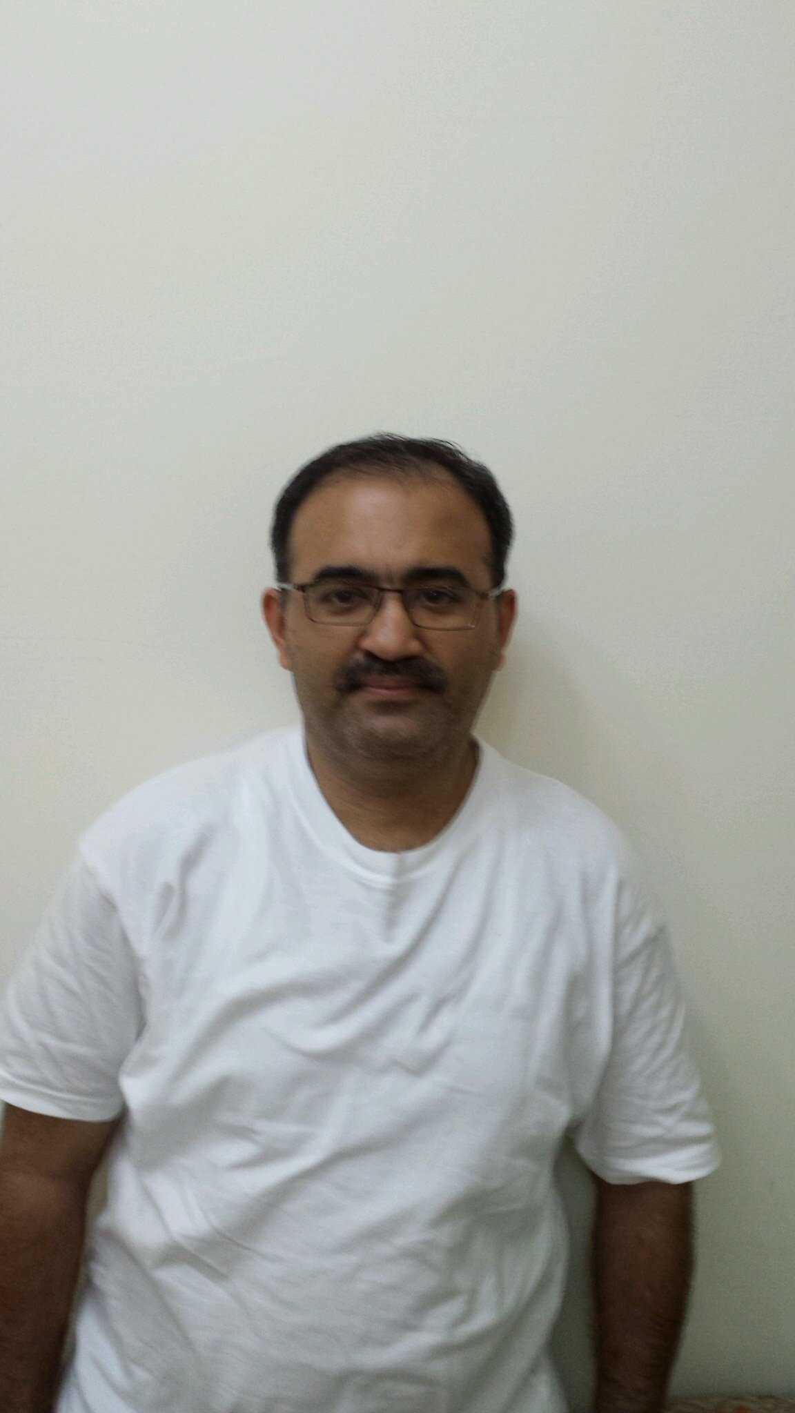 A nokari Peshah in Dubai Electricity & Power Authority and A PTI lover