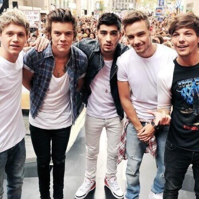 Hiii:* We love to fangirl and sometimes we update;) band/5 + 0/4 --Nicole and Meagan--
