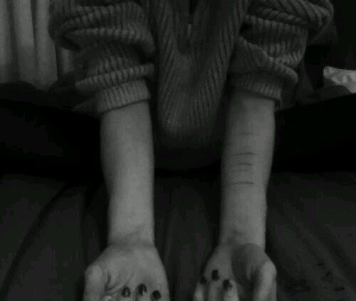 Ayudar a otras personas. Cortarse no es la solucion. Cuenta de ayuda. Solo tienes una vida y tienes que vivirla al maximo ♥ Nada es imposible.