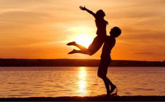 Volg ons voor tips, herkenbare liefdesdingen en leuke tweets!