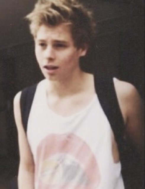 follow @cuddlinglukex because she just gave you a free follow :) ily all stay strong!