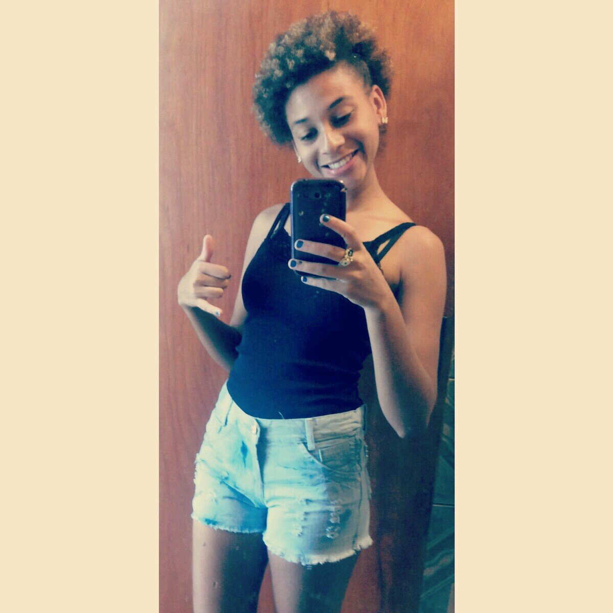 Mó porte de modelo, sorriso de menina, sempre com a mão no cabelo, no copo vodka, gelo, mas sem perder a linha, saia alta e decote vermelho.