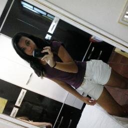 ''Uma menina complicada,garota confusa, aquela q ñ sabe oq quer, a q vai ser pra sempre essa garotinha feliz e q ñ mudaria por nada e por ninguem''...