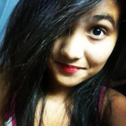 Feia, simpática, chocolatra, preguiçosa, então tchau! :3