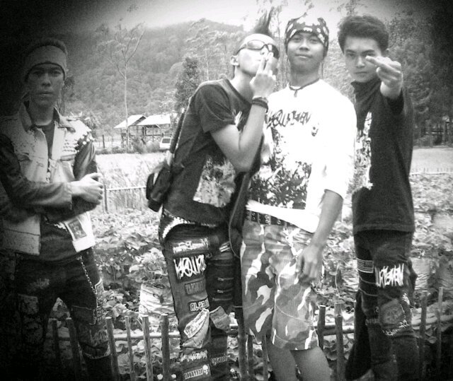 The official twitter page for MENSTRULASI punk bandung|@abaykembalibero(vocal) @Rizki_iki2(guitar) @AyieCrust(bass) @oyomenstrulasi(drum)| more info:02291809242