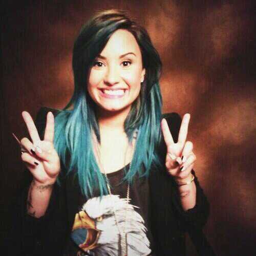 Follow @you_lovatic @SelenaticD  and @readbio4bio Give fback! Thanks|| Podrias seguir a @you_lovatic y @SelenaticD dan fback!!! Gracias :)