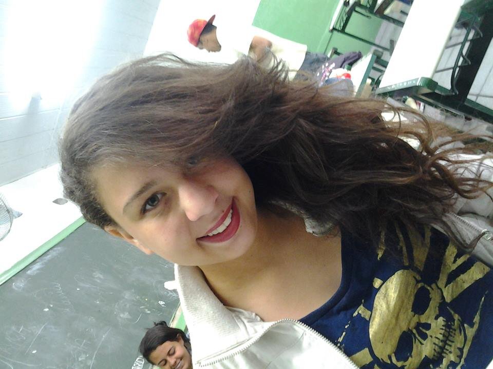 Eu amo desenha, cantar mais acho que nao tenho muito talento, amo pizza, adoro volei, minha banda favirta e a one direction e acho que ta bom né bjoss 3