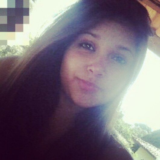 Muito alegre, muito folgada, muito escandalosa, muito bagunceira, muito preguiçosa, muito estressada, muito carente. Muito prazer... eeu ;3