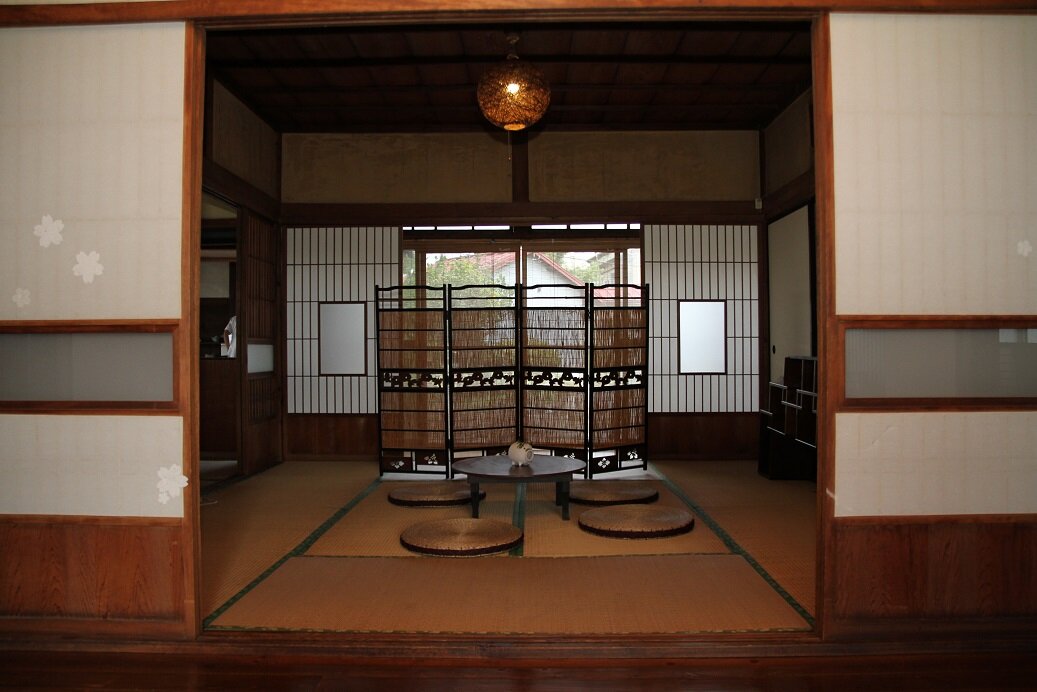 1960年代に建てられた民家を改装した、富士山麓の小さなCafe and Guesthouse(民泊)。富士山駅より徒歩7分、東京からは高速バス・電車で約2時間。 
おばあちゃん家に来たみたいに、どこか懐かしい「心和む」空間。
自分が一番落ち着ける、家以外のどこか。
皆様のそんな場所になれたらと。