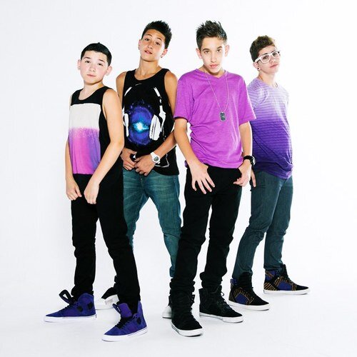 7 chicas unidas por una misma razón; @tobeone & #IconicBoyz. 14 de Abril de 2011 cambió nuestras vidas. ·WYWG· SWAGGIE. #StayStrongLouis.