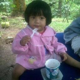 aku adalah : azizah anak ke-4 dari ibu vivi dan bapak arief