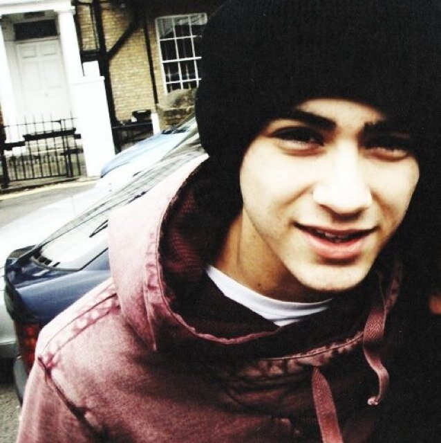 i just gave you a free follow please follow my main acc @ziamcrystal