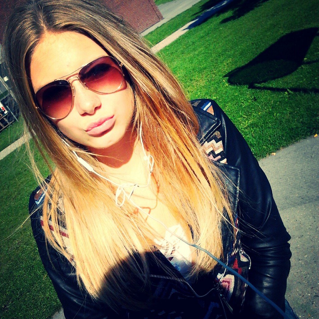 R.J de kraker - blond - blauwe ogen - passie:  hiphop&paardrijden! Love mijn familie&friends for ever ! bye bitches