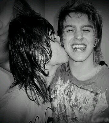@RockRestart  Perguntaram porq gosto tanto de vc's com um sorriso bem grande respondi porq neles encontrei oq faltava em mim pra ser feliz! Criado 22/06 19:25h