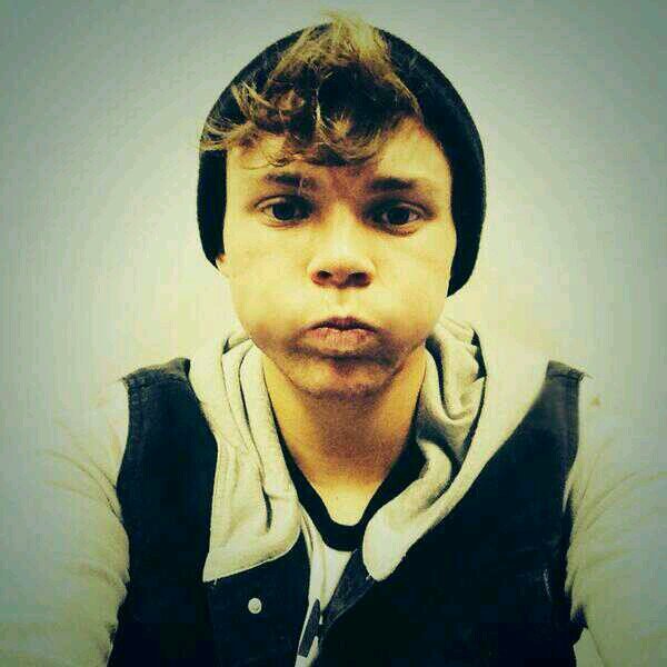 I love my fiance Ashley/ cupcakes are the best/ liam is my bro and jesy my sister/ JIAM/ 19 / RPG