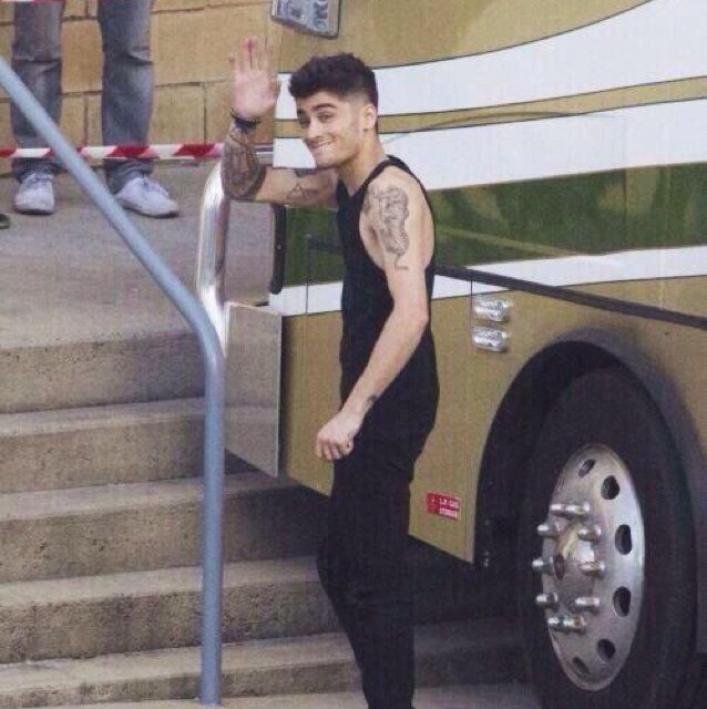 follow @ziambang bc i just gave you a free follow, i follow back. love you all.