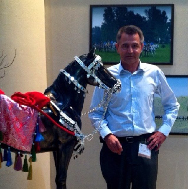 Living in Dubai, with a lifelong passion for Italy, San Marino, Horses and Polo. Presenting Equine Art at its finest.