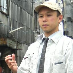 祖父が興して父が経営する町工場の長男です。長らく商社で営業職をしておりましたが、その客層の要望する声によって長らく低迷していた父の会社を下請加工業からメーカーへ転身を実現。また最新のマーケティング手法を用いてさらに盛り立てるべく奮闘中。ハードロック好きで、特にヴァンヘイレンが推しバンド