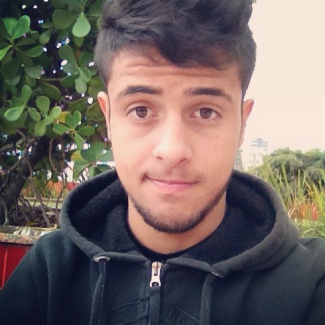 Na vida temos que ser fortes, não como as ondas que tudo destroem. Mas como as rochas que tudo suportam.