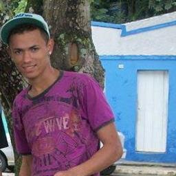 • Eu posso ser total analfabeto,
Mais sei decorar as letras pra falar de nós ♪
