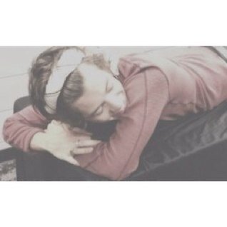 PLEASE FOLLOW @HARRYDELWIFI BC SHE GAVE U A FREE FOLLOW ILY
