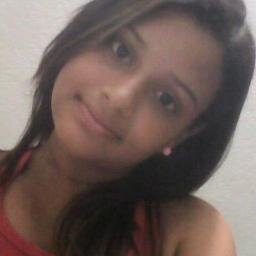 ' ooooie, *-* tenho 13 aninhos, amo minha Família ♥ Amigos ♥ Melissa ♥ Chocolate. PAÇOCA e meu vício ! Sou chata, ciumenta e carinhosa *-* ' rs.