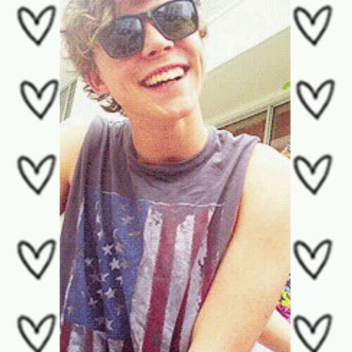 Account on drums and vocalist Ashton Irwin of 5 Seconds Of Summer. You'll find facts, pictures, etc..