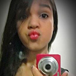 Vivo Brilhando Em Vida, Sorrindo Atoa,Só Brilhando Amor E Paz! A Fé Não Esta No Corpo Que Se Enclina , Mais Esta Na Alma Do Que Crer.