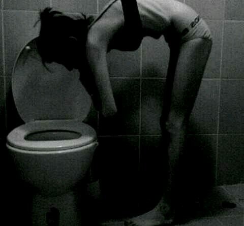 No hay nada peor a que unos moustros te manejen! Entre vomitos y cuchillas, me consumo.