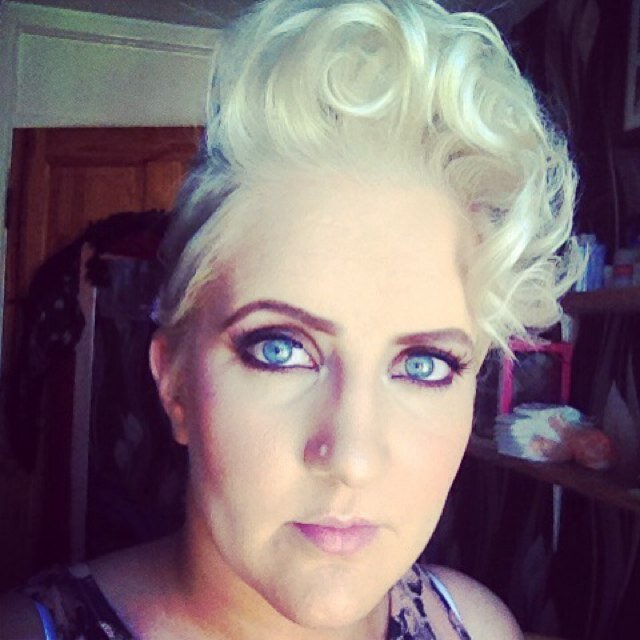 24, Derry, love to sing. lovin life :-)