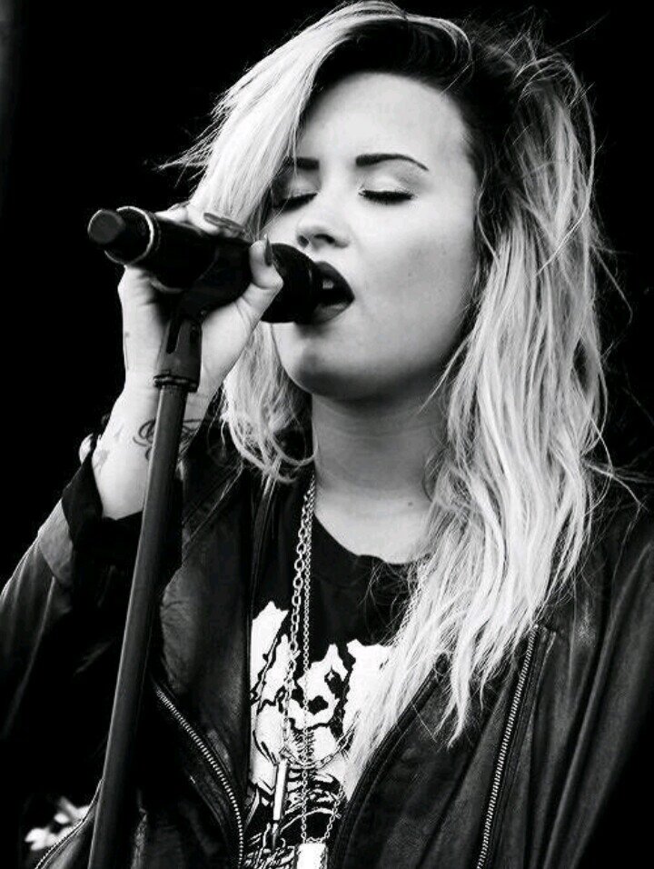 Sup my nigga?! Demi is da queen, Liv is da bestest. Pop a trace fgt ly