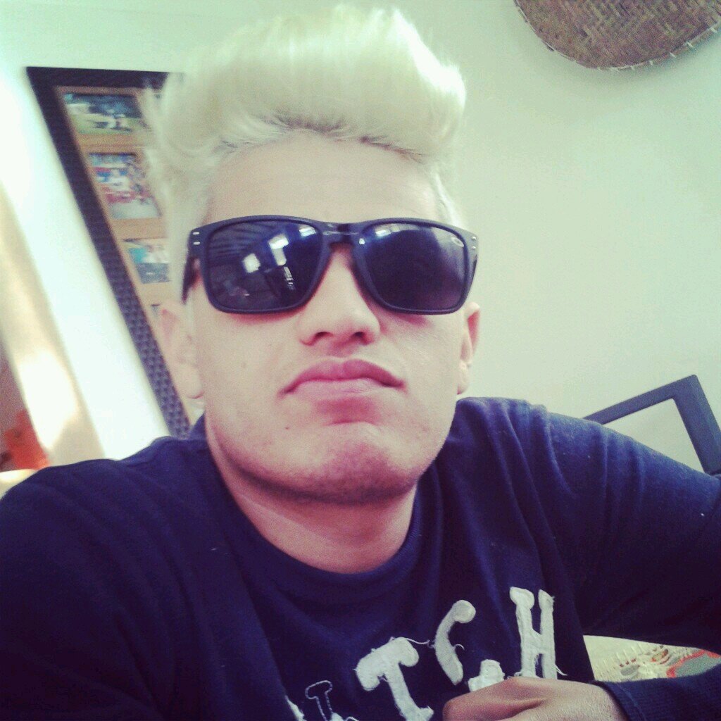 Ousado, marrento, folgado e polêmico.
