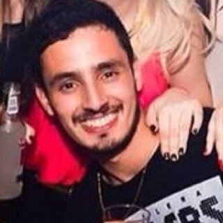 As flores são bonitas em qualquer lugar do mundo, muita gente tem forma mais não tem conteudo.