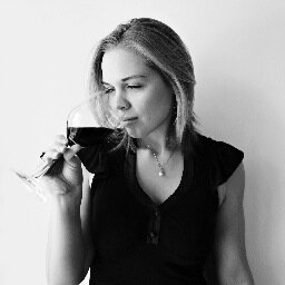 Journaliste spécialisée VIN : j'écris pour La Presse, Châtelaine - Auteure du livre **Vive le vin!** À la radio et télé de Radio-Canada et à V télé