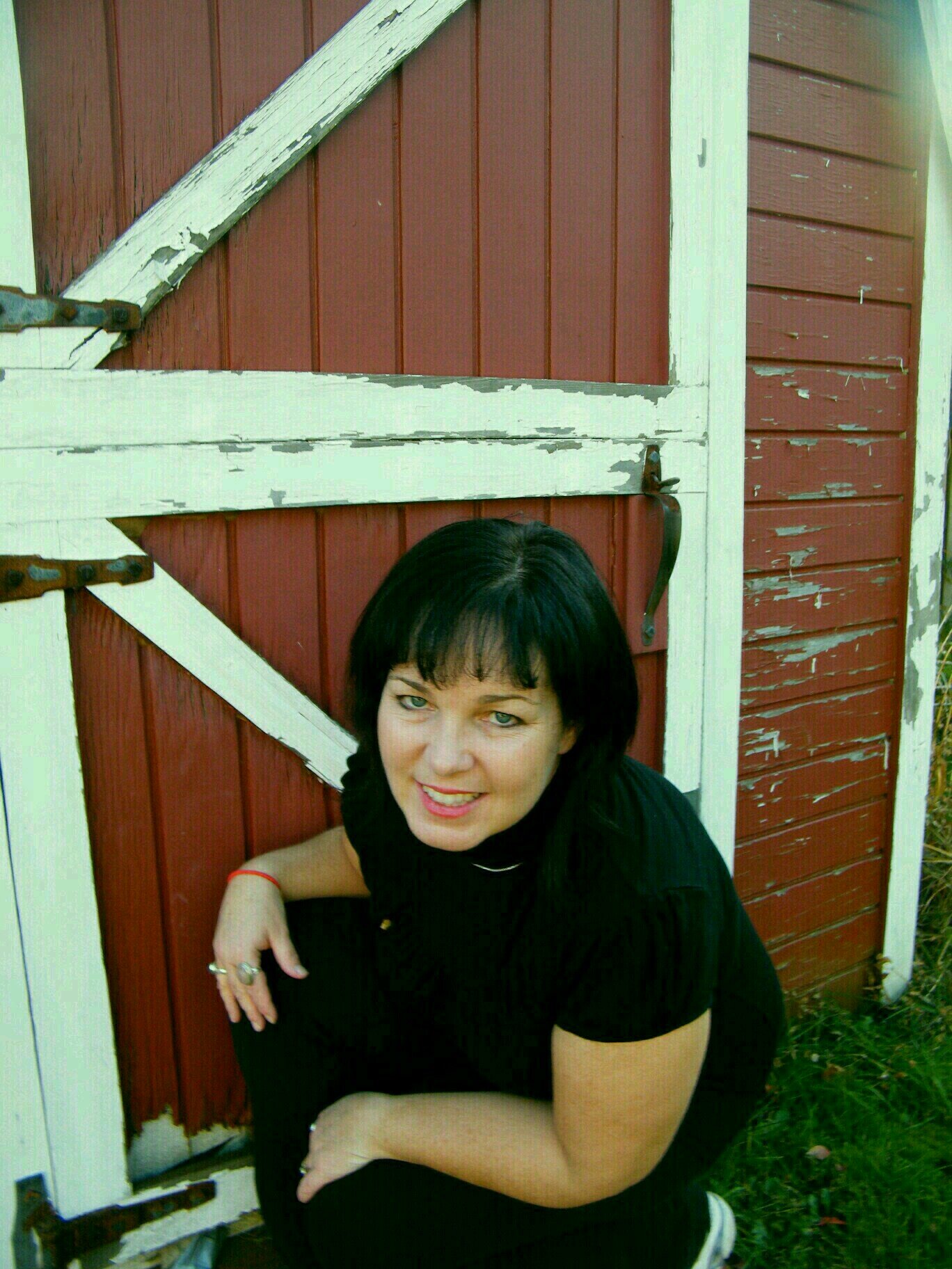 Mom of 3 wonderful kids im a yoga instructor a true Bostonian on the top 3 people i want to meet before i die is teresa Caputo Ellen Degenerous & Mark Whalberg