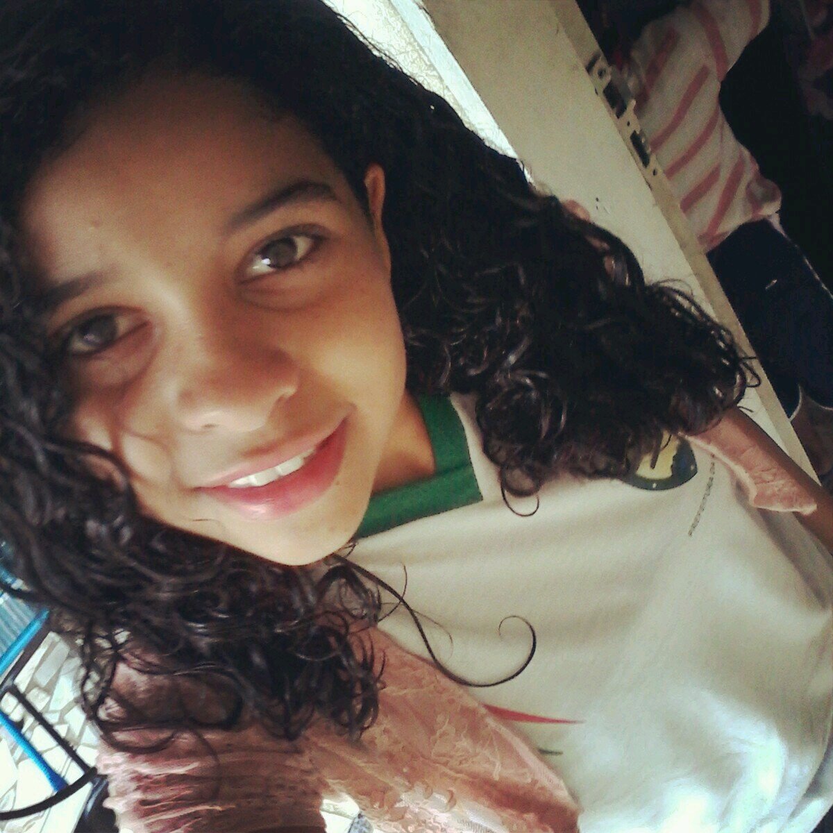 uma menina gente boa,legal,simpatica,louca,bunita,linda,gata,enteligente,divertida,engraçada,timida!!!