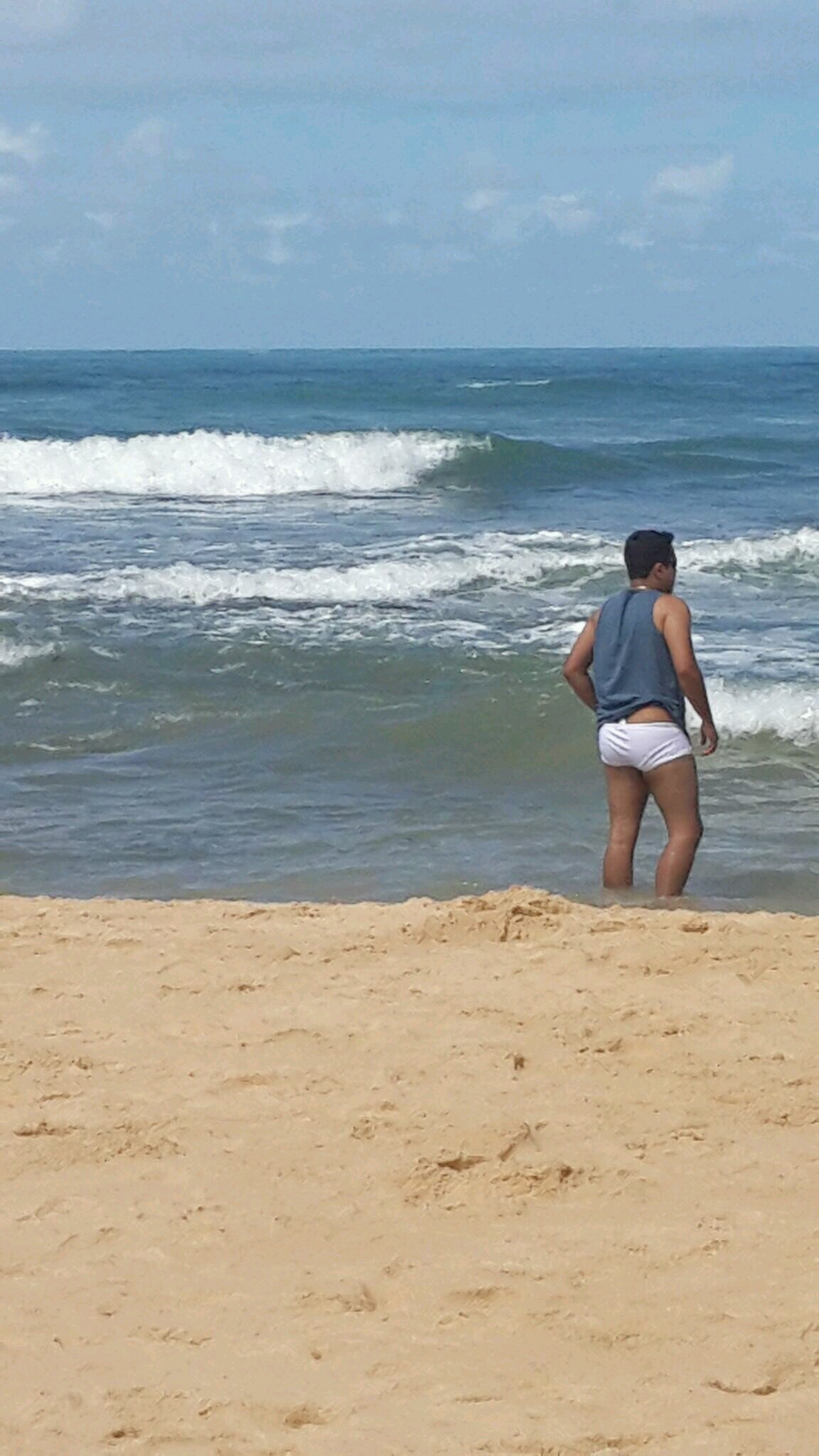 Justifique sua existência. Não peça nada, mereça tudo. Esteja,não seja. Morra de amor, Viva, antes de morrer.