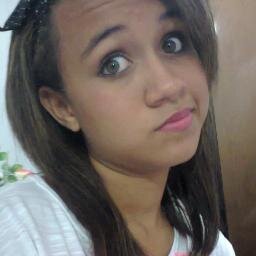 Cânceriana , chata, sensível, meiga ,ciumenta , romantica ,amorrosa , arrôgante , fofa e linda !!! segue ai *-*