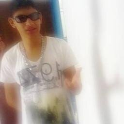 Um garotinho que acha q é o dono de tudo e de todos...
Mas na verdade está enganado, isso só passa de uma ilusão3;*
