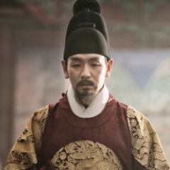 영화 관상(2013)기반의 조선의 5대 임금 문종대왕 이향(김태우 분). 세종의 장남. 나이 어린 세자를 걱정하며 차마 걷지 못할 길을 떠난 비운의 아버지이자 불우한 왕.
