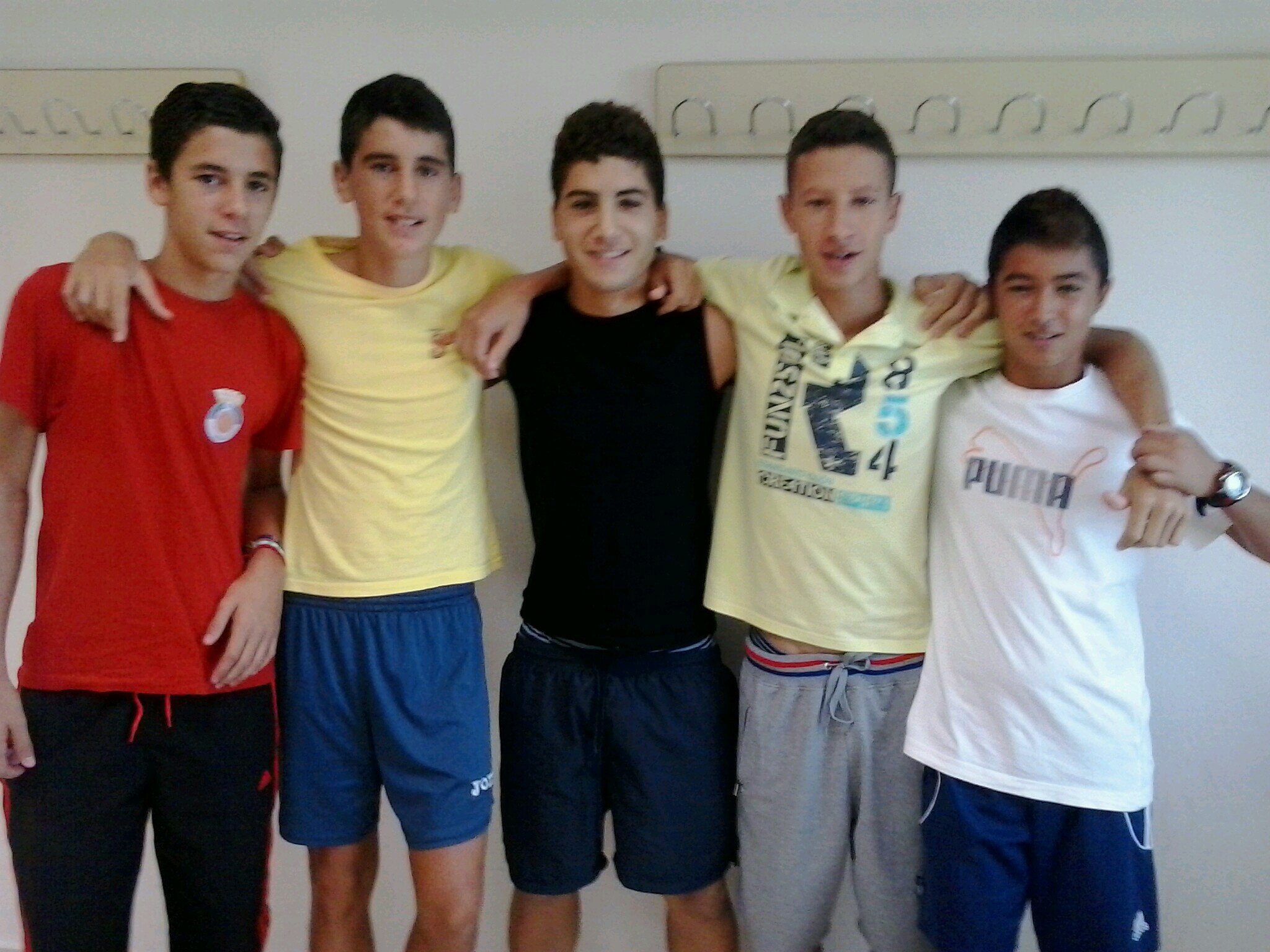 4 Chavales con un aspecto de interés a youtube