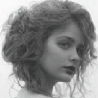 عاشقه روايات واكتبهم ومجنونه ميك اب وخبيره فيه.. اكره العنصريه في كل شي.. ( توامي @12shosh)