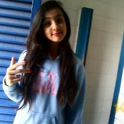 Não Ligo Que Me Olhem Da Cabeça Aos Pés..Porque Nunca Farão Minha Cabeça E Nunca Chegarão Aos Meus Pés.*-*
