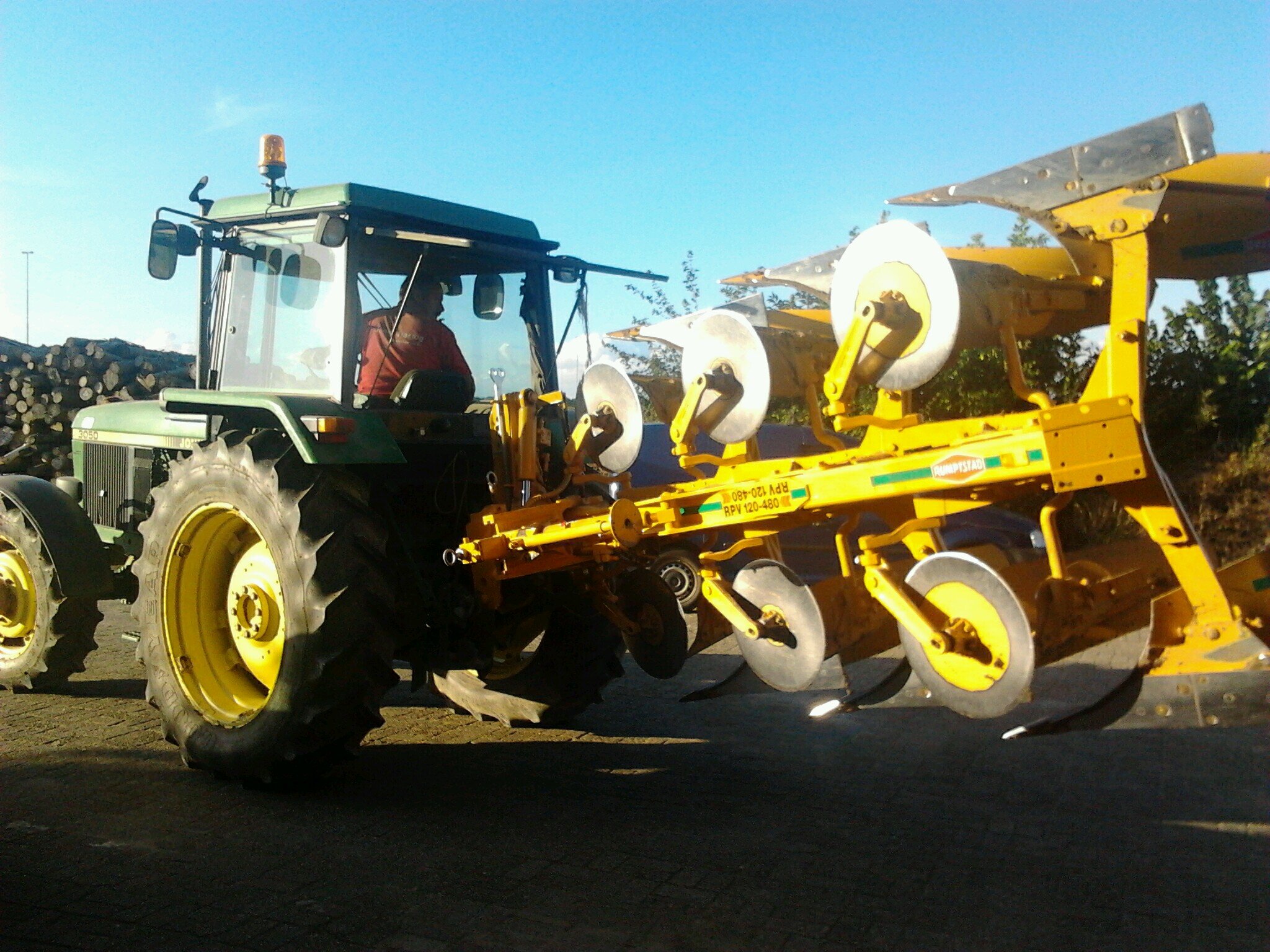 famvdmeijden's profile picture. Akkerbouwer, schilder, getrouwd met Rhea en trotse vader van twee zonen.