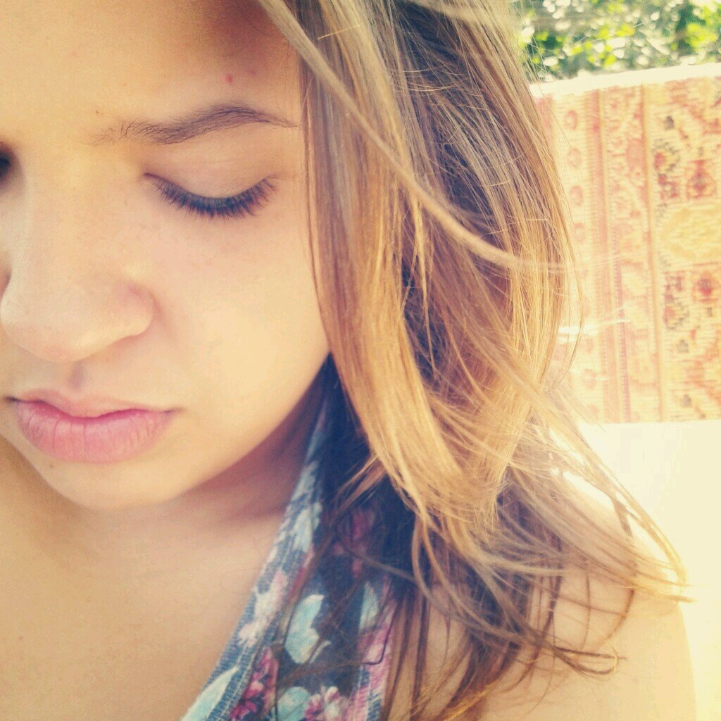 Hey amendobobos !
me segue , sigo de volta !  Directioner , Lesbian for Miley , and Lesbian for Demi ;9
